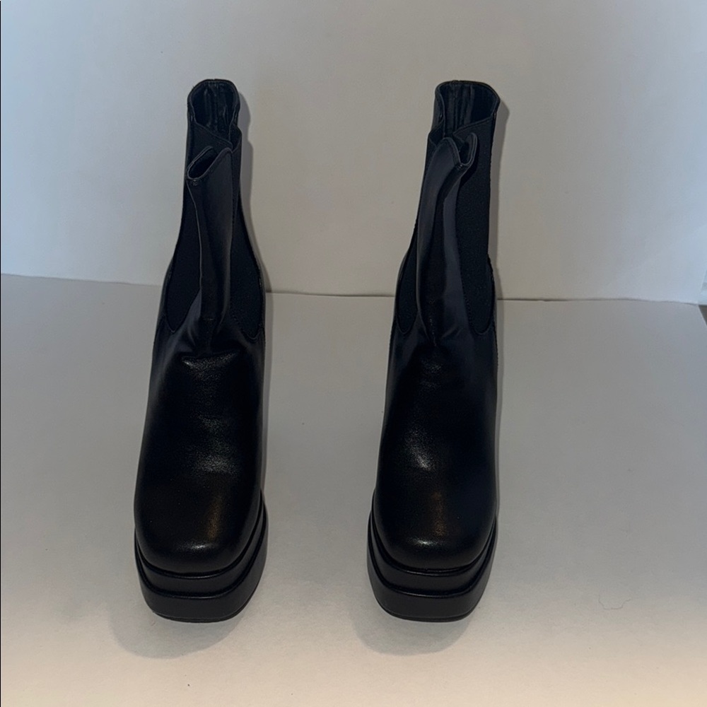 Sleek Black Ankle Boots with Chunky Heel and Platform Sole